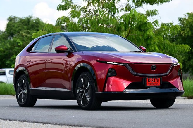 Mazda CX-6e ra mắt gần Việt Nam: Gi&aacute; quy đổi từ 963 triệu đồng, lớn hơn CX-5, d&aacute;ng coupe s&agrave;nh điệu, chạy 555km/sạc - Ảnh 3.