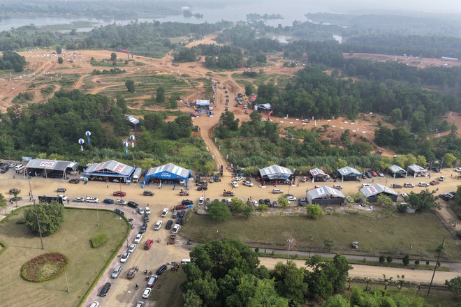 Giải đua địa hình lớn nhất Việt Nam khai mạc: 24 đường đua khác nhau, 176 'quái vật' off-road hội tụ, tổng giải thưởng hơn nửa tỷ đồng - Ảnh 2.