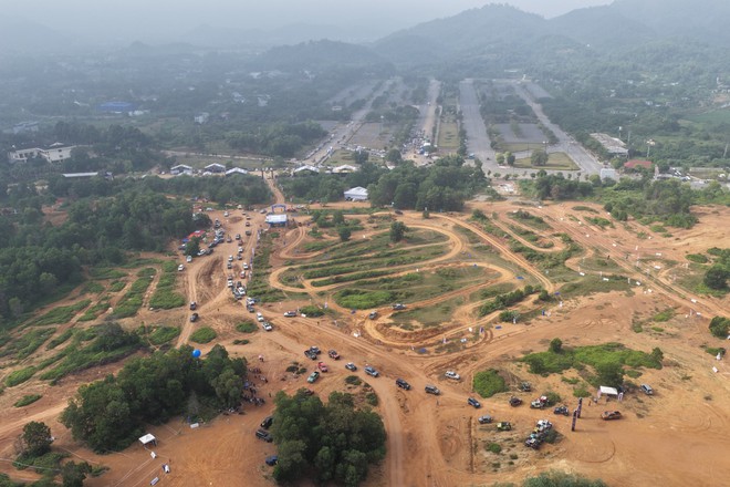 Giải đua địa hình lớn nhất Việt Nam khai mạc: 24 đường đua khác nhau, 176 'quái vật' off-road hội tụ, tổng giải thưởng hơn nửa tỷ đồng - Ảnh 4.