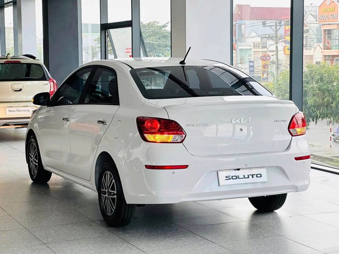 Kia Soluto giảm giá còn dưới 300 triệu đồng: Rẻ nhất phân khúc nhưng cấu hình hộp số không dành cho số đông - Ảnh 4.
