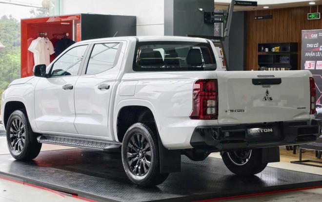 Mitsubishi Triton vẫn khuyến mại mạnh tay sau th&aacute;ng l&ecirc;n top doanh số ph&acirc;n kh&uacute;c: Giảm lăn b&aacute;nh tới 56 triệu đồng, bản mới ra mắt cũng kh&ocirc;ng ngoại lệ - Ảnh 3.