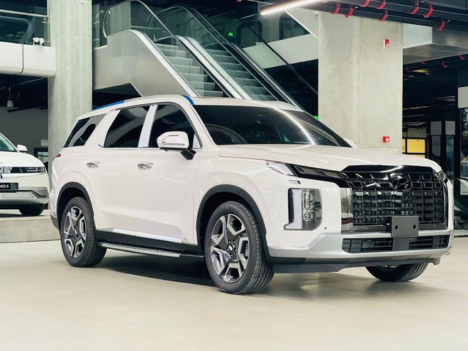 Hyundai tiếp tục chơi &lsquo;s&aacute;t v&aacute;n&rsquo; với thị trường: Santa Fe vẫn hỗ trợ 220 triệu, Palisade v&agrave; Venue nhập cuộc, Tucson giảm hỗ trợ - Ảnh 3.