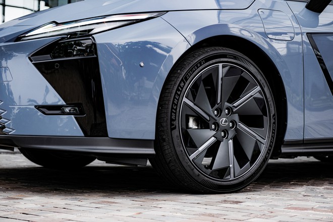 Lexus ES 2026 ra mắt Việt Nam: Gi&aacute; từ 2,34 tỷ đồng, lần đầu c&oacute; cả hybrid v&agrave; điện, ADAS n&acirc;ng cấp, k&iacute;ch thước lớn hơn cả E-Class, 5 Series - Ảnh 9.