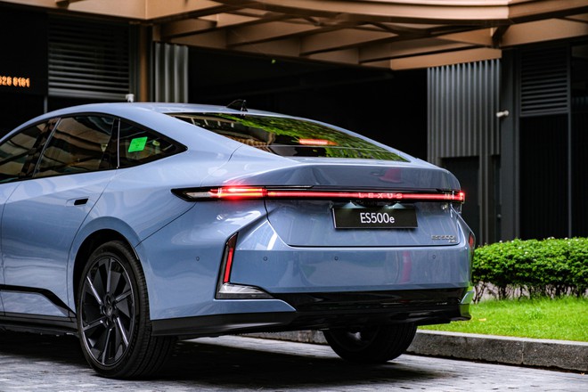 Lexus ES 2026 ra mắt Việt Nam: Gi&aacute; từ 2,34 tỷ đồng, lần đầu c&oacute; cả hybrid v&agrave; điện, ADAS n&acirc;ng cấp, k&iacute;ch thước lớn hơn cả E-Class, 5 Series - Ảnh 8.