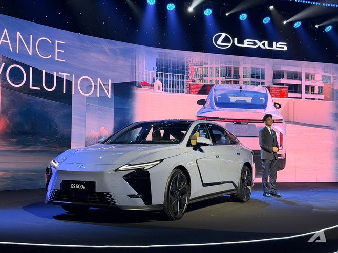 Lexus ES 2026 ra mắt Việt Nam: Gi&aacute; từ 2,34 tỷ đồng, lần đầu c&oacute; cả hybrid v&agrave; điện, ADAS n&acirc;ng cấp, k&iacute;ch thước lớn hơn cả E-Class, 5 Series - Ảnh 2.