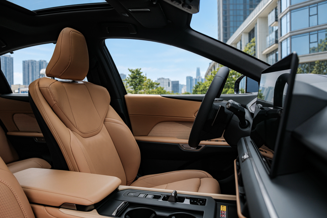 Ch&ecirc;nh đến 600 triệu, Lexus ES bản rẻ v&agrave; đắt nhất kh&aacute;c nhau cỡ n&agrave;o: Động cơ thay đổi lớn, tiện nghi nội thất kh&oacute; nh&igrave;n ra - Ảnh 4.