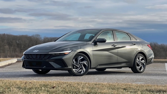 Hyundai Elantra 2027 lộ diện: Ngoại hình vuông vức, tham vọng tiệm cận xe sang, dự kiến ra mắt ngay cuối năm nay- Ảnh 2. Hyundai Elantra 2027 lộ diện: Ngoại hình vuông vức, tham vọng tiệm cận xe sang, dự kiến ra mắt ngay cuối năm nay- Ảnh 2.
