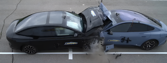 Cho 2 chiếc ô tô Trung Quốc đâm nhau để quay video, KOL bị bắt vì làm một thủ thuật chơi xấu ‘bóp méo’ sự thật- Ảnh 2. Cho 2 chiếc ô tô Trung Quốc đâm nhau để quay video, KOL bị bắt vì làm một thủ thuật chơi xấu ‘bóp méo’ sự thật- Ảnh 2.