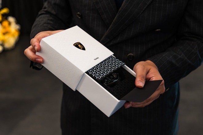 Cặp ‘bản sao’ Lamborghini Revuelto từng gây xôn xao Việt Nam giờ có hàng thật đầu tiên về nước: Giá từ gần 44 tỷ đồng, đã giao chủ xe chơi Tết- Ảnh 2. Cặp ‘bản sao’ Lamborghini Revuelto từng gây xôn xao Việt Nam giờ có hàng thật đầu tiên về nước: Giá từ gần 44 tỷ đồng, đã giao chủ xe chơi Tết- Ảnh 2.