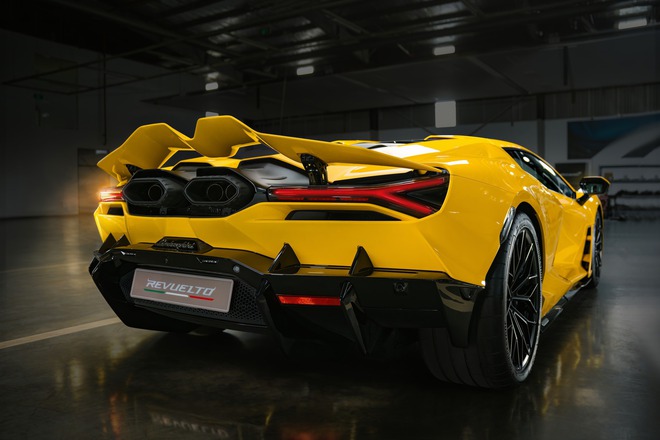 Cặp ‘bản sao’ Lamborghini Revuelto từng gây xôn xao Việt Nam giờ có hàng thật đầu tiên về nước: Giá từ gần 44 tỷ đồng, đã giao chủ xe chơi Tết- Ảnh 4. Cặp ‘bản sao’ Lamborghini Revuelto từng gây xôn xao Việt Nam giờ có hàng thật đầu tiên về nước: Giá từ gần 44 tỷ đồng, đã giao chủ xe chơi Tết- Ảnh 4.