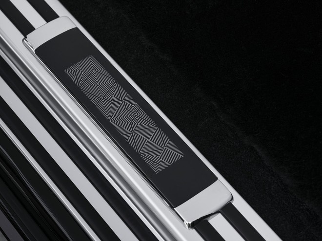 Rolls-Royce Phantom c&oacute; bản khắc laser độc nhất thế giới: Hoạ tiết c&oacute; thể g&acirc;y hoa mắt, độ s&acirc;u vết khắc d&agrave;y gần gấp đ&ocirc;i tờ tiền- Ảnh 4.