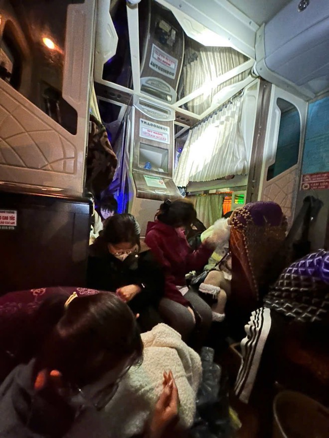 Kỷ lục: Xe khách bị phạt gần 300 triệu đồng ngày cận Tết và khung cảnh 'không thể tưởng tượng' bên trong- Ảnh 1. Kỷ lục: Xe khách bị phạt gần 300 triệu đồng ngày cận Tết và khung cảnh 'không thể tưởng tượng' bên trong- Ảnh 1.