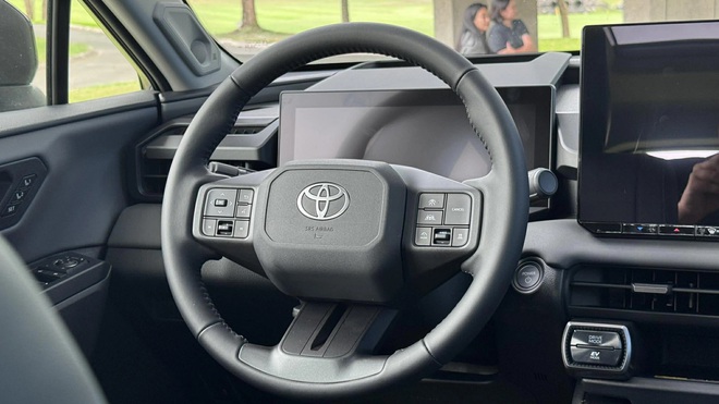 Ảnh thực tế Toyota RAV4 đời mới vừa về Đông Nam Á: Thiết kế góc cạnh, mặt trước có điểm như Hilux, là bản tay lái thuận hợp Việt Nam- Ảnh 7. Ảnh thực tế Toyota RAV4 đời mới vừa về Đông Nam Á: Thiết kế góc cạnh, mặt trước có điểm như Hilux, là bản tay lái thuận hợp Việt Nam- Ảnh 7.