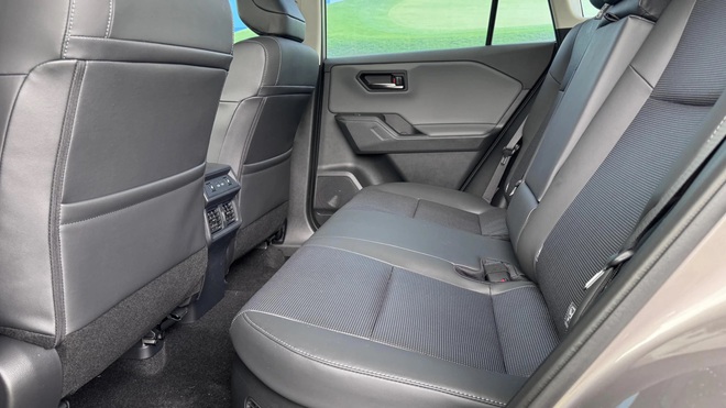 Ảnh thực tế Toyota RAV4 đời mới vừa về Đông Nam Á: Thiết kế góc cạnh, mặt trước có điểm như Hilux, là bản tay lái thuận hợp Việt Nam- Ảnh 12. Ảnh thực tế Toyota RAV4 đời mới vừa về Đông Nam Á: Thiết kế góc cạnh, mặt trước có điểm như Hilux, là bản tay lái thuận hợp Việt Nam- Ảnh 12.