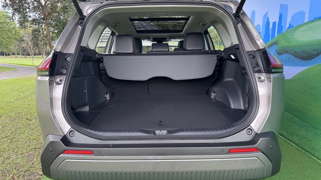 Ảnh thực tế Toyota RAV4 đời mới vừa về Đông Nam Á: Thiết kế góc cạnh, mặt trước có điểm như Hilux, là bản tay lái thuận hợp Việt Nam- Ảnh 13. Ảnh thực tế Toyota RAV4 đời mới vừa về Đông Nam Á: Thiết kế góc cạnh, mặt trước có điểm như Hilux, là bản tay lái thuận hợp Việt Nam- Ảnh 13.