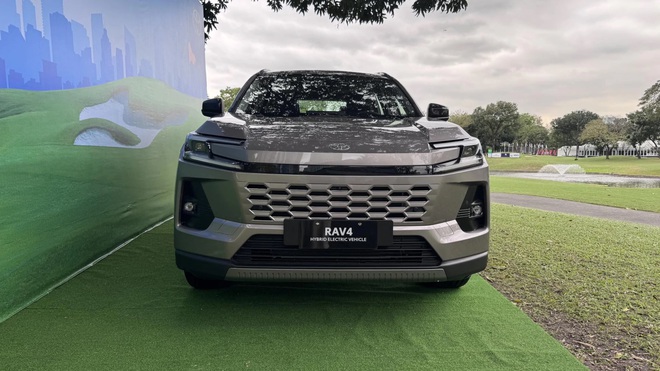 Ảnh thực tế Toyota RAV4 đời mới vừa về Đông Nam Á: Thiết kế góc cạnh, mặt trước có điểm như Hilux, là bản tay lái thuận hợp Việt Nam- Ảnh 4. Ảnh thực tế Toyota RAV4 đời mới vừa về Đông Nam Á: Thiết kế góc cạnh, mặt trước có điểm như Hilux, là bản tay lái thuận hợp Việt Nam- Ảnh 4.