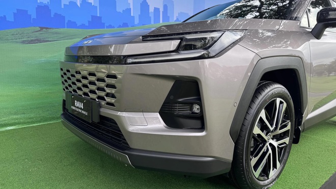 Ảnh thực tế Toyota RAV4 đời mới vừa về Đông Nam Á: Thiết kế góc cạnh, mặt trước có điểm như Hilux, là bản tay lái thuận hợp Việt Nam- Ảnh 5. Ảnh thực tế Toyota RAV4 đời mới vừa về Đông Nam Á: Thiết kế góc cạnh, mặt trước có điểm như Hilux, là bản tay lái thuận hợp Việt Nam- Ảnh 5.