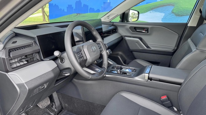 Ảnh thực tế Toyota RAV4 đời mới vừa về Đông Nam Á: Thiết kế góc cạnh, mặt trước có điểm như Hilux, là bản tay lái thuận hợp Việt Nam- Ảnh 6. Ảnh thực tế Toyota RAV4 đời mới vừa về Đông Nam Á: Thiết kế góc cạnh, mặt trước có điểm như Hilux, là bản tay lái thuận hợp Việt Nam- Ảnh 6.