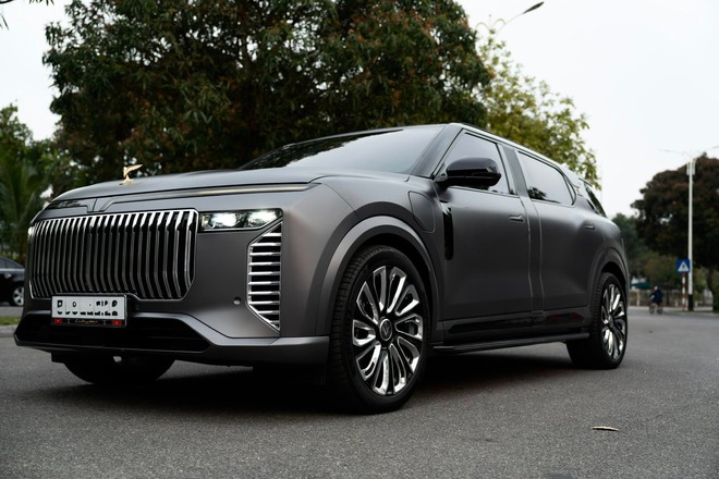 CEO GSM flex nhẹ Lạc Hồng 900 LX bản ghi xám cực lạ, 'vibe' chủ tịch ngập tràn: 'Tôi thay đổi để nhìn lực và trẻ trung hợp với độ tuổi 18+ của mình'- Ảnh 3. CEO GSM flex nhẹ Lạc Hồng 900 LX bản ghi xám cực lạ, 'vibe' chủ tịch ngập tràn: 'Tôi thay đổi để nhìn lực và trẻ trung hợp với độ tuổi 18+ của mình'- Ảnh 3.