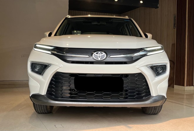 Toyota Urban Cruiser Hyryder lộ bản 7 chỗ mới: Dài hơn, cụm đèn tinh chỉnh lại, có thể cạnh tranh Destinator- Ảnh 3. Toyota Urban Cruiser Hyryder lộ bản 7 chỗ mới: Dài hơn, cụm đèn tinh chỉnh lại, có thể cạnh tranh Destinator- Ảnh 3.