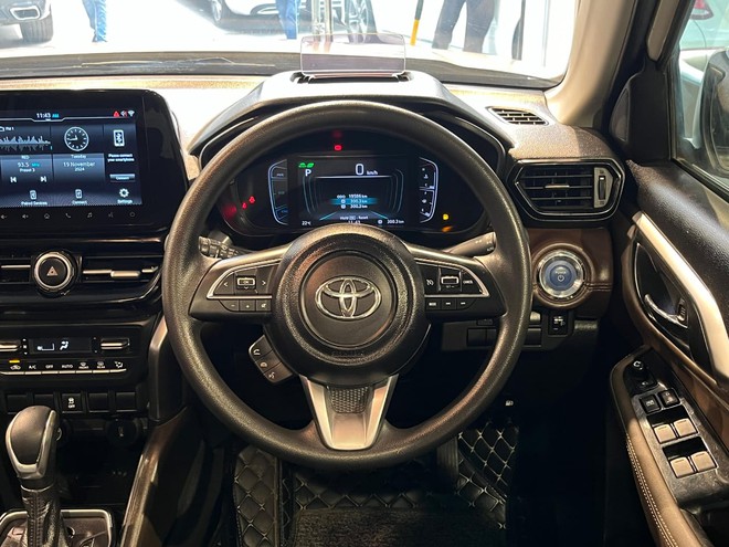 Toyota Urban Cruiser Hyryder lộ bản 7 chỗ mới: Dài hơn, cụm đèn tinh chỉnh lại, có thể cạnh tranh Destinator- Ảnh 5. Toyota Urban Cruiser Hyryder lộ bản 7 chỗ mới: Dài hơn, cụm đèn tinh chỉnh lại, có thể cạnh tranh Destinator- Ảnh 5.