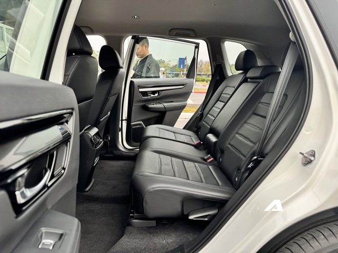 Chi tiết Honda CR-V e:HEV L tại Việt Nam: Có cần số nút bấm và 12 loa Bose nhưng thiếu cửa sổ trời, dễ ‘vừa miếng’ hơn bản RS- Ảnh 13. Chi tiết Honda CR-V e:HEV L tại Việt Nam: Có cần số nút bấm và 12 loa Bose nhưng thiếu cửa sổ trời, dễ ‘vừa miếng’ hơn bản RS- Ảnh 13.