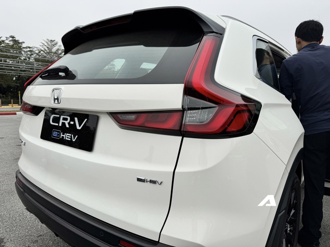 Chi tiết Honda CR-V e:HEV L tại Việt Nam: Có cần số nút bấm và 12 loa Bose nhưng thiếu cửa sổ trời, dễ ‘vừa miếng’ hơn bản RS- Ảnh 10. Chi tiết Honda CR-V e:HEV L tại Việt Nam: Có cần số nút bấm và 12 loa Bose nhưng thiếu cửa sổ trời, dễ ‘vừa miếng’ hơn bản RS- Ảnh 10.