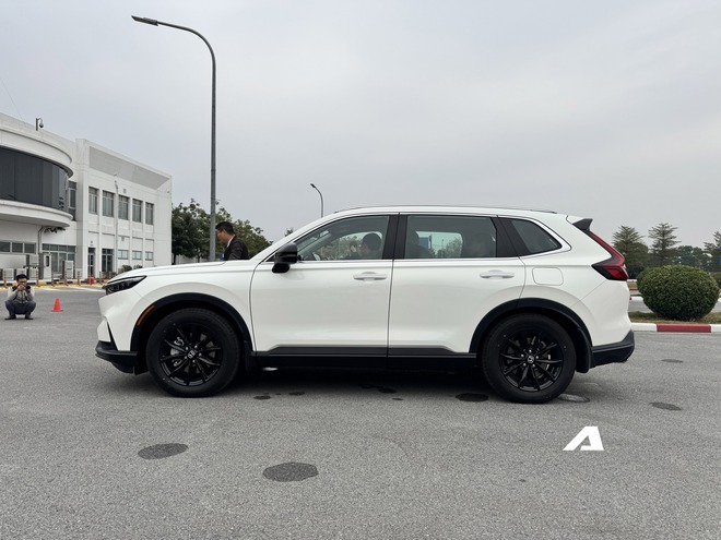 Chi tiết Honda CR-V e:HEV L tại Việt Nam: Có cần số nút bấm và 12 loa Bose nhưng thiếu cửa sổ trời, dễ ‘vừa miếng’ hơn bản RS- Ảnh 7. Chi tiết Honda CR-V e:HEV L tại Việt Nam: Có cần số nút bấm và 12 loa Bose nhưng thiếu cửa sổ trời, dễ ‘vừa miếng’ hơn bản RS- Ảnh 7.