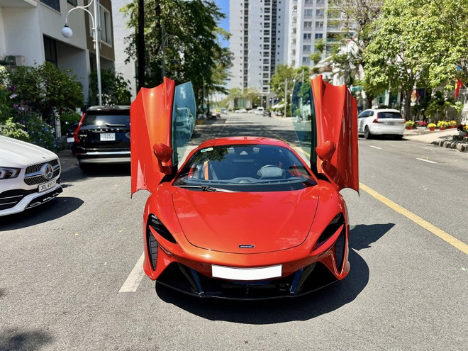 McLaren Artura Coupe đầu tiên lên sàn xe cũ: Lăn bánh 1.800km, giá rẻ hơn mua mới 3 tỷ đồng- Ảnh 3. McLaren Artura Coupe đầu tiên lên sàn xe cũ: Lăn bánh 1.800km, giá rẻ hơn mua mới 3 tỷ đồng- Ảnh 3.