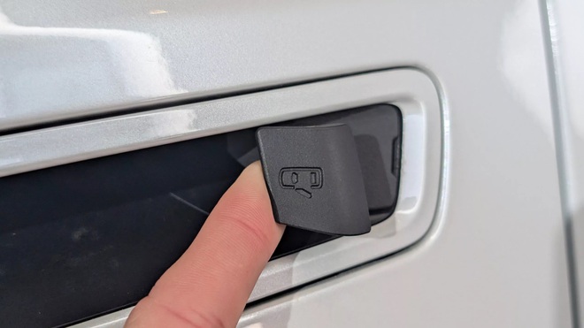 Toyota giấu ‘chốt an toàn’ trong tay nắm cửa dạng ẩn và đây là cách sử dụng mà không phải ai cũng biết- Ảnh 3. Toyota giấu ‘chốt an toàn’ trong tay nắm cửa dạng ẩn và đây là cách sử dụng mà không phải ai cũng biết- Ảnh 3.