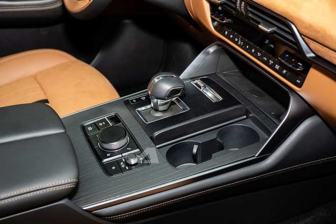 Mazda CX-90 chốt giá 2,479 tỷ đồng tại Việt Nam: Nội thất 'cận sang', động cơ hybrid cắm sạc 323 mã lực, AWD, cạnh tranh Teramont- Ảnh 8. Mazda CX-90 chốt giá 2,479 tỷ đồng tại Việt Nam: Nội thất 'cận sang', động cơ hybrid cắm sạc 323 mã lực, AWD, cạnh tranh Teramont- Ảnh 8.