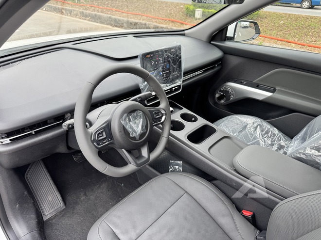 Sờ thực tế VinFast MPV 7 vừa về đại l&yacute;: Đắt hơn Limo Green 70 triệu đổi lại nhiều trải nghiệm kh&aacute;c, tiết kiệm điện hơn hẳn- Ảnh 9.