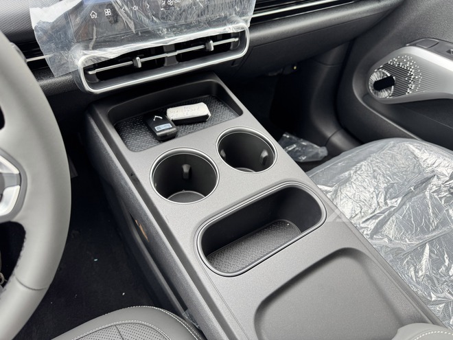 Sờ thực tế VinFast MPV 7 vừa về đại l&yacute;: Đắt hơn Limo Green 70 triệu đổi lại nhiều trải nghiệm kh&aacute;c, tiết kiệm điện hơn hẳn- Ảnh 11.