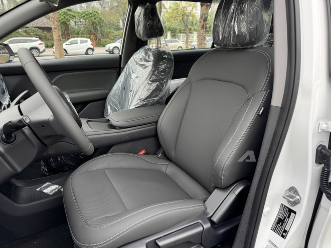 Sờ thực tế VinFast MPV 7 vừa về đại l&yacute;: Đắt hơn Limo Green 70 triệu đổi lại nhiều trải nghiệm kh&aacute;c, tiết kiệm điện hơn hẳn- Ảnh 14.