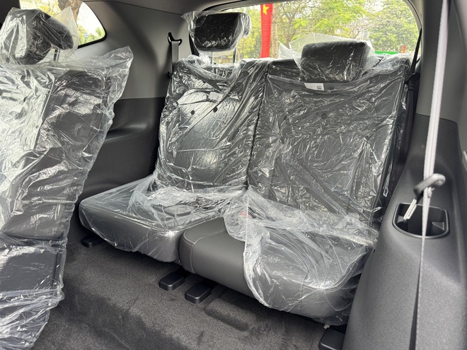 Sờ thực tế VinFast MPV 7 vừa về đại l&yacute;: Đắt hơn Limo Green 70 triệu đổi lại nhiều trải nghiệm kh&aacute;c, tiết kiệm điện hơn hẳn- Ảnh 16.