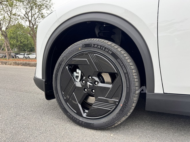 Sờ thực tế VinFast MPV 7 vừa về đại l&yacute;: Đắt hơn Limo Green 70 triệu đổi lại nhiều trải nghiệm kh&aacute;c, tiết kiệm điện hơn hẳn- Ảnh 6.