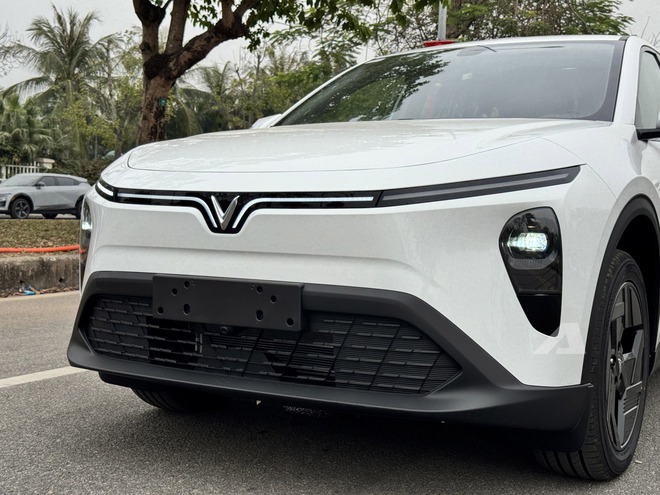 Sờ thực tế VinFast MPV 7 vừa về đại l&yacute;: Đắt hơn Limo Green 70 triệu đổi lại nhiều trải nghiệm kh&aacute;c, tiết kiệm điện hơn hẳn- Ảnh 3.