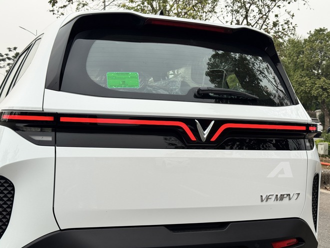 Sờ thực tế VinFast MPV 7 vừa về đại l&yacute;: Đắt hơn Limo Green 70 triệu đổi lại nhiều trải nghiệm kh&aacute;c, tiết kiệm điện hơn hẳn- Ảnh 4.