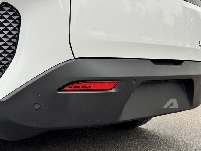 Sờ thực tế VinFast MPV 7 vừa về đại l&yacute;: Đắt hơn Limo Green 70 triệu đổi lại nhiều trải nghiệm kh&aacute;c, tiết kiệm điện hơn hẳn- Ảnh 7.