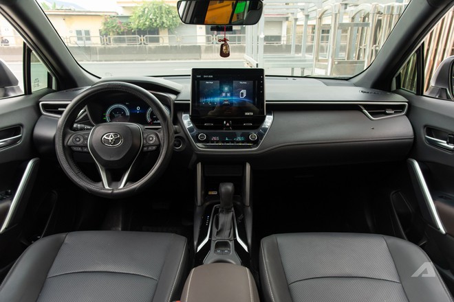 D&ugrave;ng &lsquo;Mẹc&rsquo; 10 năm rồi chốt Toyota Corolla Cross HEV, chủ xe chia sẻ: &lsquo;Nu&ocirc;i nhẹ đầu, hơn th&aacute;ng kh&ocirc;ng phải đổ xăng, l&agrave;nh v&agrave; rẻ gần như&hellip; xe m&aacute;y&rsquo;- Ảnh 12.