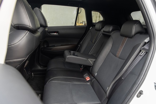 D&ugrave;ng &lsquo;Mẹc&rsquo; 10 năm rồi chốt Toyota Corolla Cross HEV, chủ xe chia sẻ: &lsquo;Nu&ocirc;i nhẹ đầu, hơn th&aacute;ng kh&ocirc;ng phải đổ xăng, l&agrave;nh v&agrave; rẻ gần như&hellip; xe m&aacute;y&rsquo;- Ảnh 16.