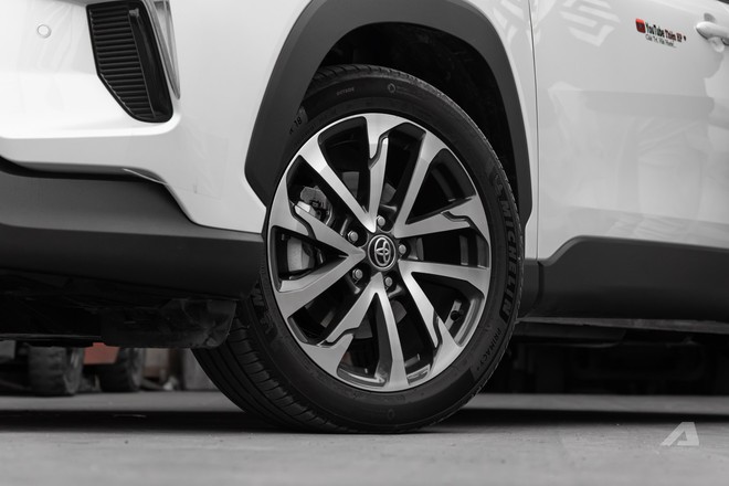 D&ugrave;ng &lsquo;Mẹc&rsquo; 10 năm rồi chốt Toyota Corolla Cross HEV, chủ xe chia sẻ: &lsquo;Nu&ocirc;i nhẹ đầu, hơn th&aacute;ng kh&ocirc;ng phải đổ xăng, l&agrave;nh v&agrave; rẻ gần như&hellip; xe m&aacute;y&rsquo;- Ảnh 6.