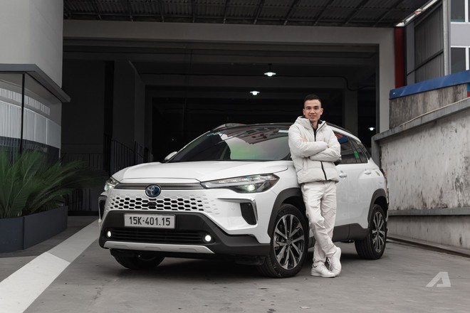D&ugrave;ng &lsquo;Mẹc&rsquo; 10 năm rồi chốt Toyota Corolla Cross HEV, chủ xe chia sẻ: &lsquo;Nu&ocirc;i nhẹ đầu, hơn th&aacute;ng kh&ocirc;ng phải đổ xăng, l&agrave;nh v&agrave; rẻ gần như&hellip; xe m&aacute;y&rsquo;- Ảnh 2.