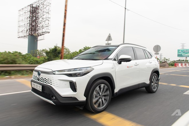 D&ugrave;ng &lsquo;Mẹc&rsquo; 10 năm rồi chốt Toyota Corolla Cross HEV, chủ xe chia sẻ: &lsquo;Nu&ocirc;i nhẹ đầu, hơn th&aacute;ng kh&ocirc;ng phải đổ xăng, l&agrave;nh v&agrave; rẻ gần như&hellip; xe m&aacute;y&rsquo;- Ảnh 7.