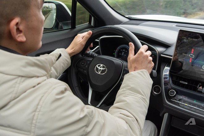 D&ugrave;ng &lsquo;Mẹc&rsquo; 10 năm rồi chốt Toyota Corolla Cross HEV, chủ xe chia sẻ: &lsquo;Nu&ocirc;i nhẹ đầu, hơn th&aacute;ng kh&ocirc;ng phải đổ xăng, l&agrave;nh v&agrave; rẻ gần như&hellip; xe m&aacute;y&rsquo;- Ảnh 8.