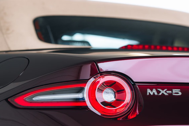 Lộ chi tiết trang bị Mazda MX-5 2026 tại Việt Nam: Hai phi&ecirc;n bản, c&oacute; ADAS, động cơ mạnh gần 200 m&atilde; lực- Ảnh 11.