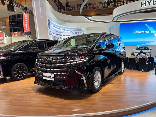 Toyota Alphard c&oacute; bản gi&aacute; rẻ ra mắt ĐN&Aacute;: Gi&aacute; quy đổi 'chỉ' 2,1 tỷ đồng, v&agrave;nh 19 inch v&agrave; lược bỏ loạt tiện nghi nội thất- Ảnh 1.