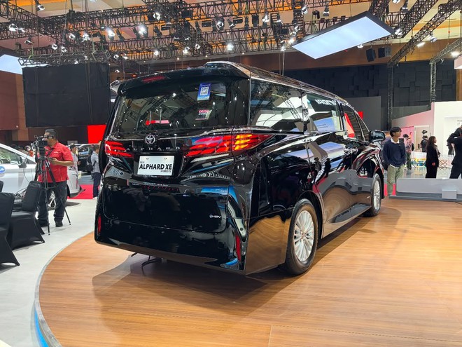Toyota Alphard c&oacute; bản gi&aacute; rẻ ra mắt ĐN&Aacute;: Gi&aacute; quy đổi 'chỉ' 2,1 tỷ đồng, v&agrave;nh 19 inch v&agrave; lược bỏ loạt tiện nghi nội thất- Ảnh 2.