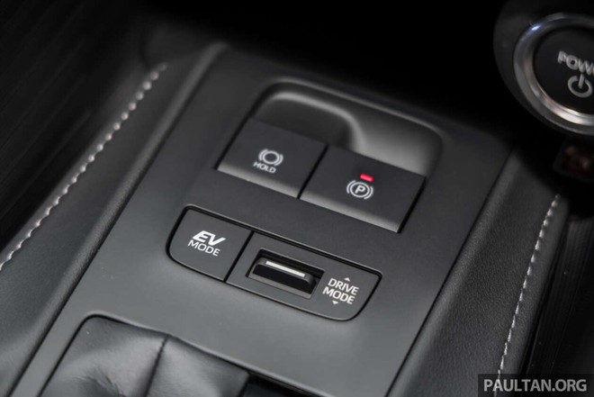 Ảnh thực tế Toyota Venza gi&aacute; quy đổi gần 2 tỷ đồng vừa ra mắt ĐN&Aacute;: Tiện nghi xịn, c&oacute; ADAS nhưng m&agrave;n h&igrave;nh dễ g&acirc;y tranh c&atilde;i- Ảnh 13.