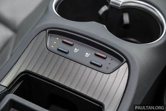 Ảnh thực tế Toyota Venza gi&aacute; quy đổi gần 2 tỷ đồng vừa ra mắt ĐN&Aacute;: Tiện nghi xịn, c&oacute; ADAS nhưng m&agrave;n h&igrave;nh dễ g&acirc;y tranh c&atilde;i- Ảnh 12.